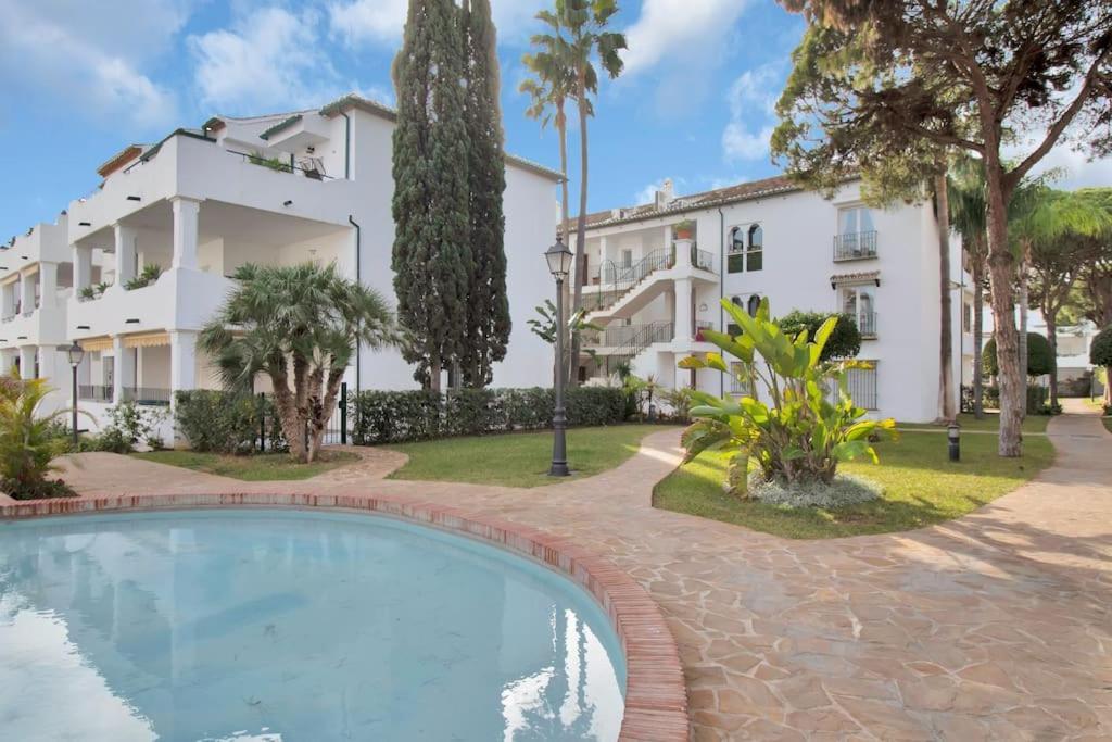 En Complejo Con Piscina Climatizada - El Presidente 234 * Estepona